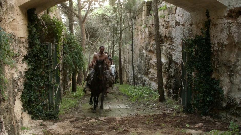 Khal Drogo rides up the path to the mansion.