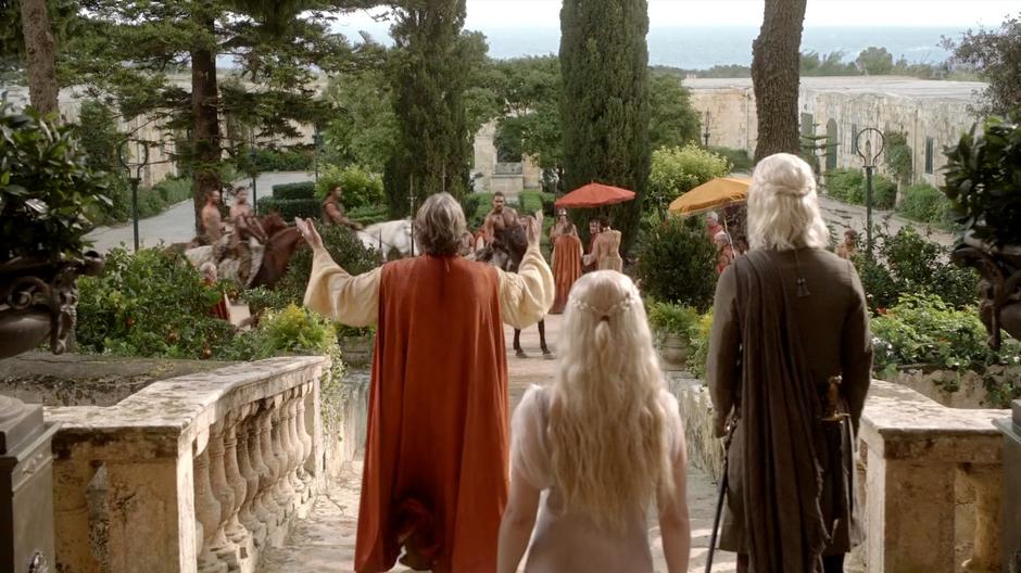 Illyrio greets Khal Drogo while the Targaryens wait.