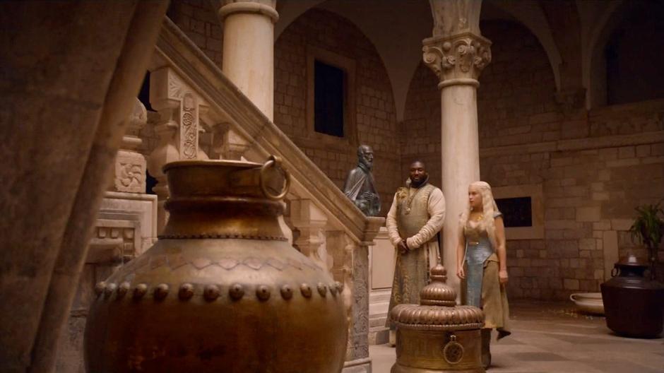 Xaro Xhoan Daxos tries once again to convince Daenerys to marry him while they wait for the Spice King.