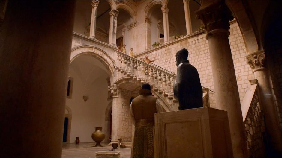 The Spice King walks down the stairs while Xaro Xhoan Daxos and Daenerys wait below.