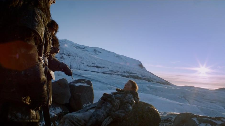 Jon Snow threatens Ygritte with his sword.