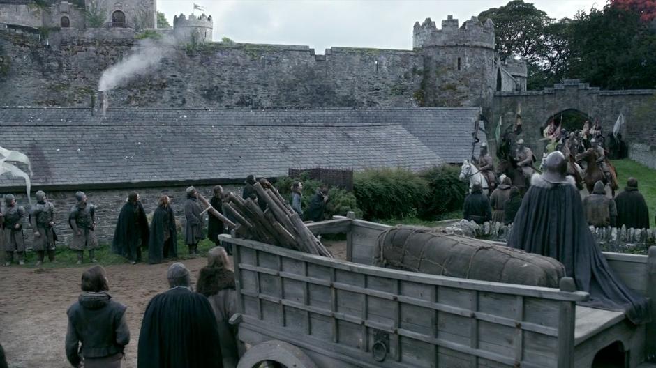 The King's party arrives at Winterfell.