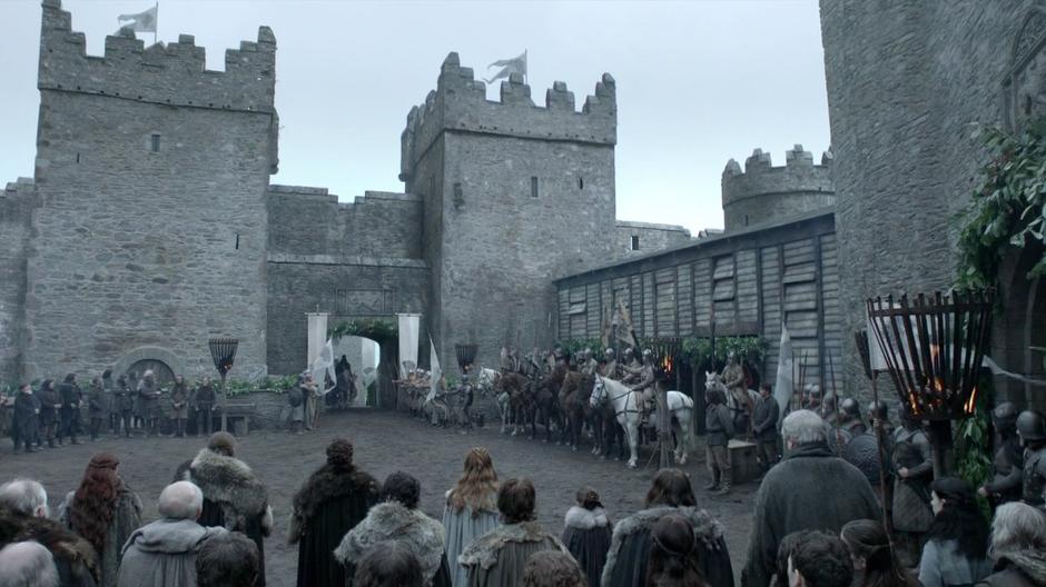 The people of Winterfell wait for the arrival of the king's party.