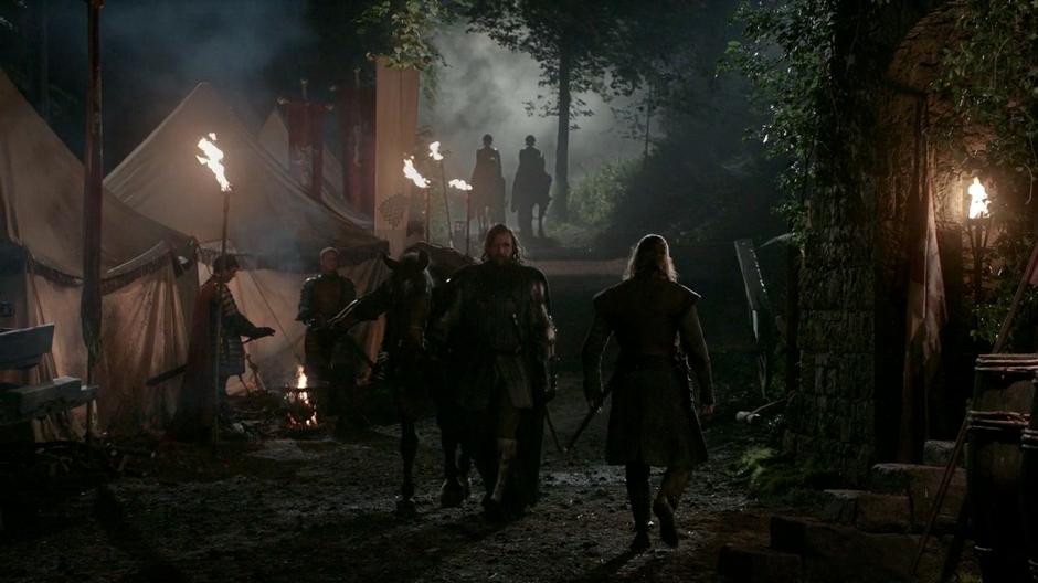 The Hound walks back to the inn with Mycah's severed head.