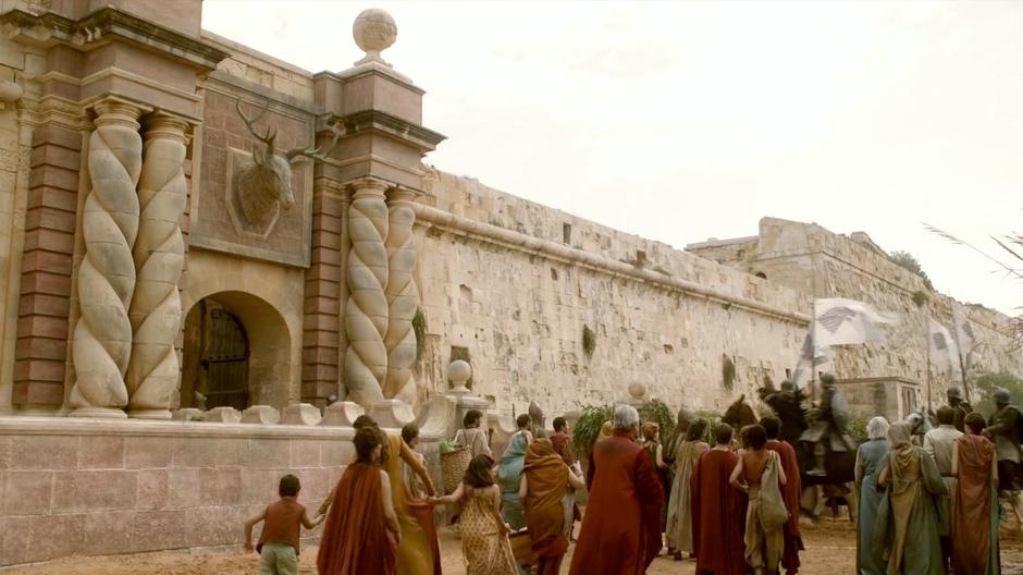 The King's party arrives at the gate to King's Landing.