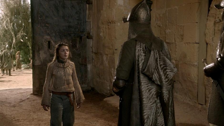 Arya tries to convince one of the gate guards to let her back into the Red Keep.