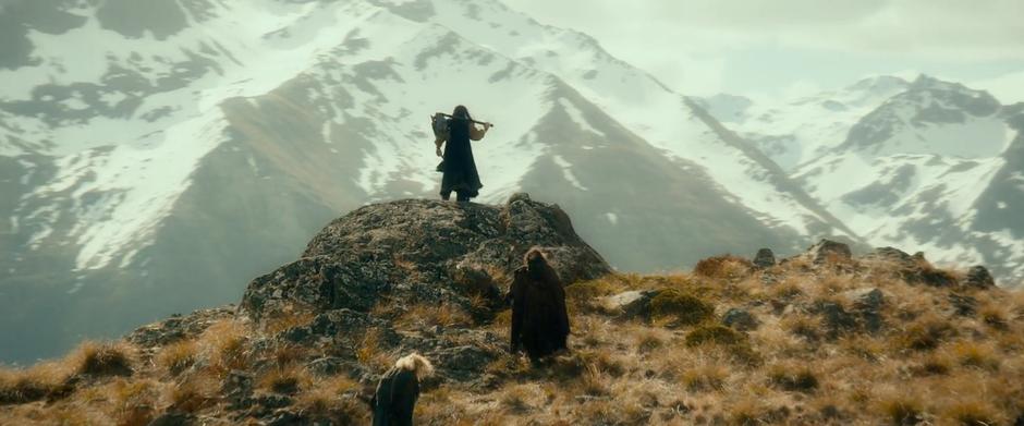 Thorin looks down over the landscape from a hilltop.