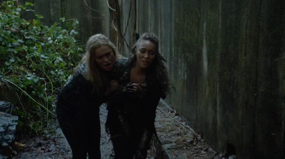 Clarke helps Lexa after she hurt her arm.