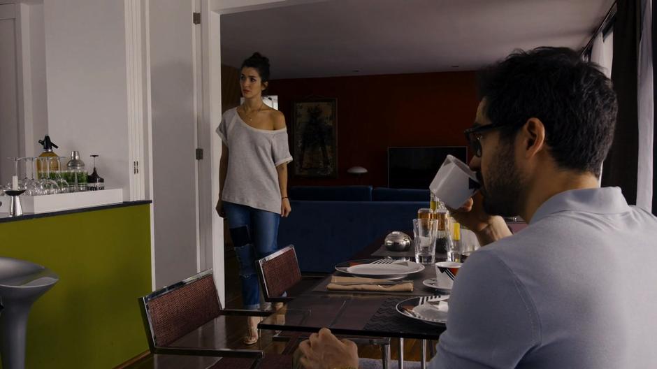 Dani looks at Lito with a concerned look while Hernando drinks his coffee.