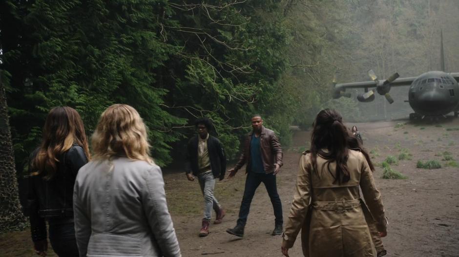Curtis, Diggle, and Nyssa arrive at the airstrip with Dinah where Felicity and Samantha are waiting.