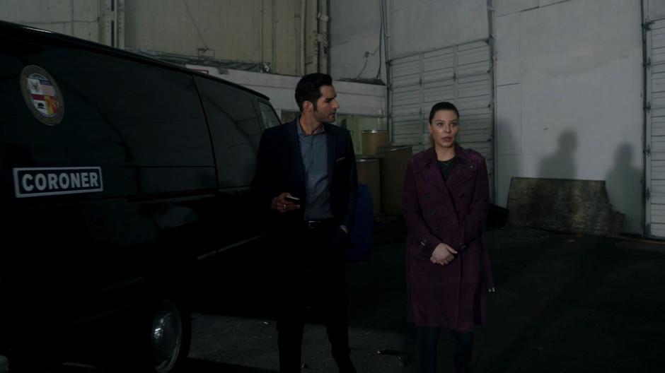 Lucifer talks to Chloe about the trouble he is having with Amenadiel as they head to the crime scene.