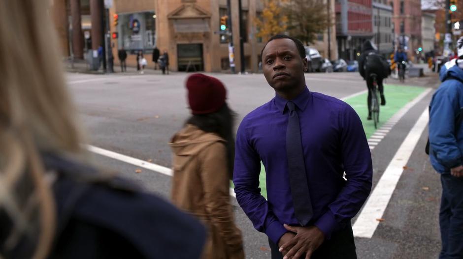 Clive talks to Bozzio in front of the police station.