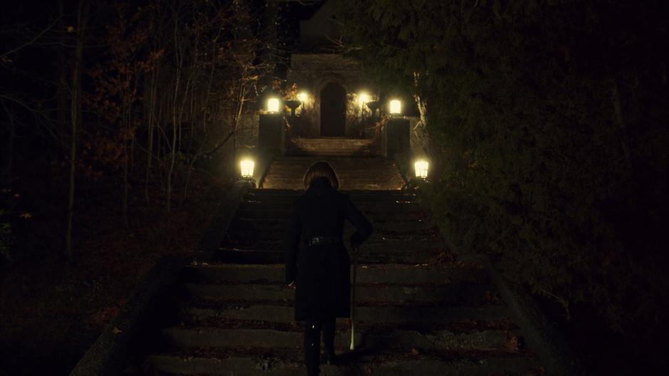 Rachel walks up the steps to the mansion.