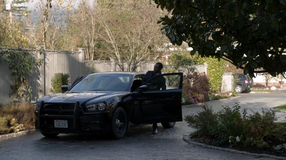 Liv and Clive climb back into Clive's car.