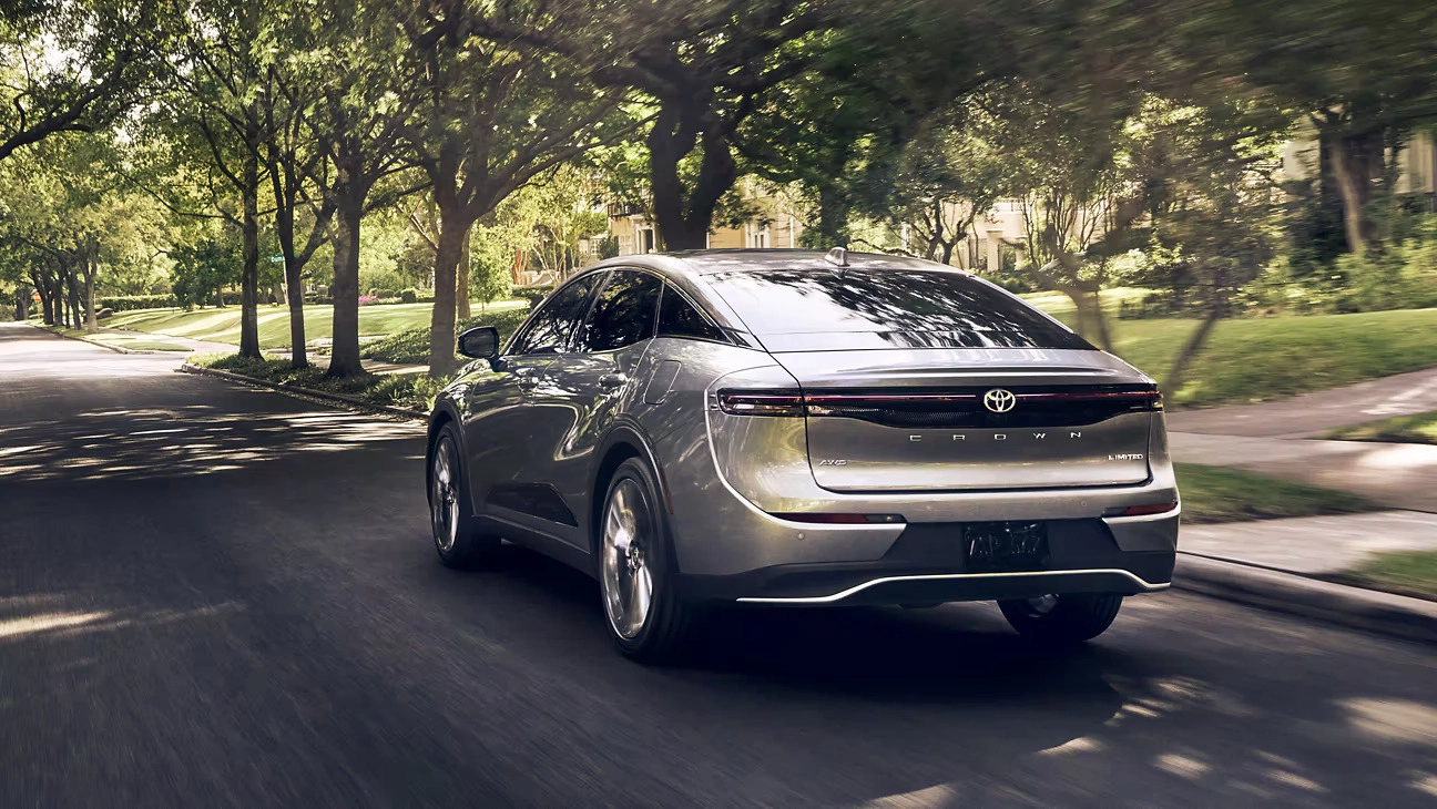 Limited shown in Heavy Metal with available Advanced Technology Package. Prototype shown with options.