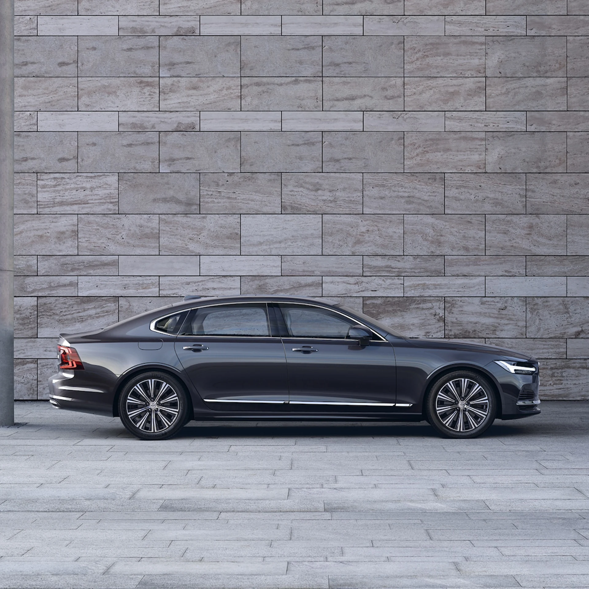 2023 VOLVO S90 The side profile of a Black Volvo S90 SUV