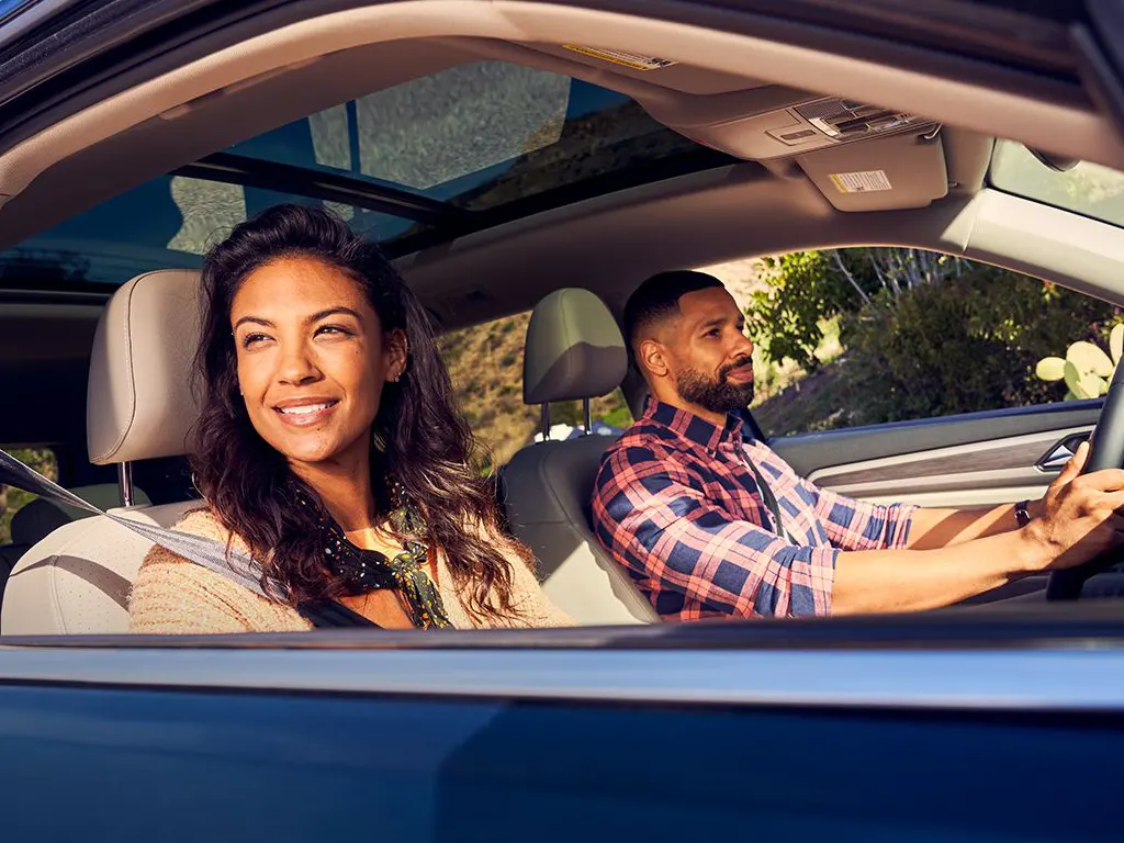 2021 Volkswagen Atlas Happy couple driving happily with the windows down