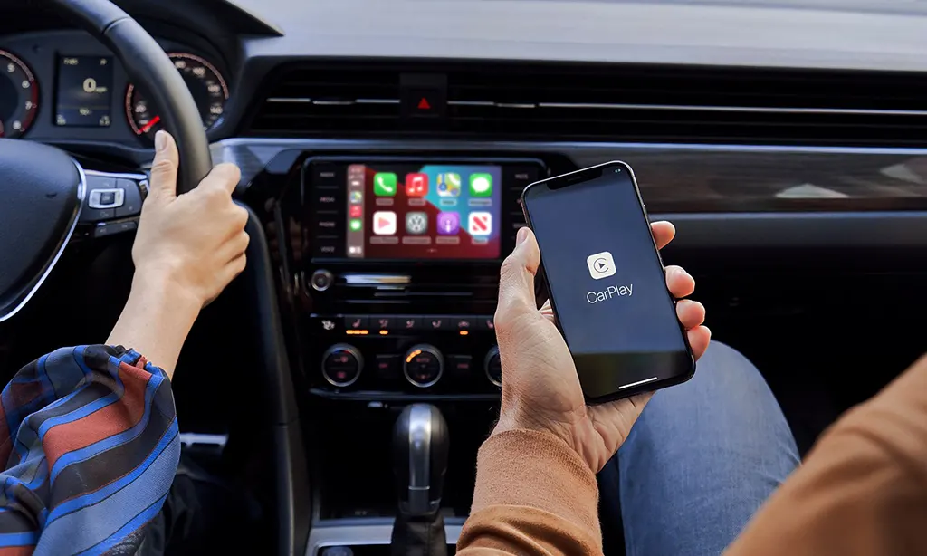 2021 Volkswagen Atlas Interior view of passenger using App-Connect