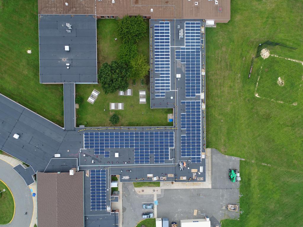 罗宾斯巷小学屋顶上的太阳能电池板