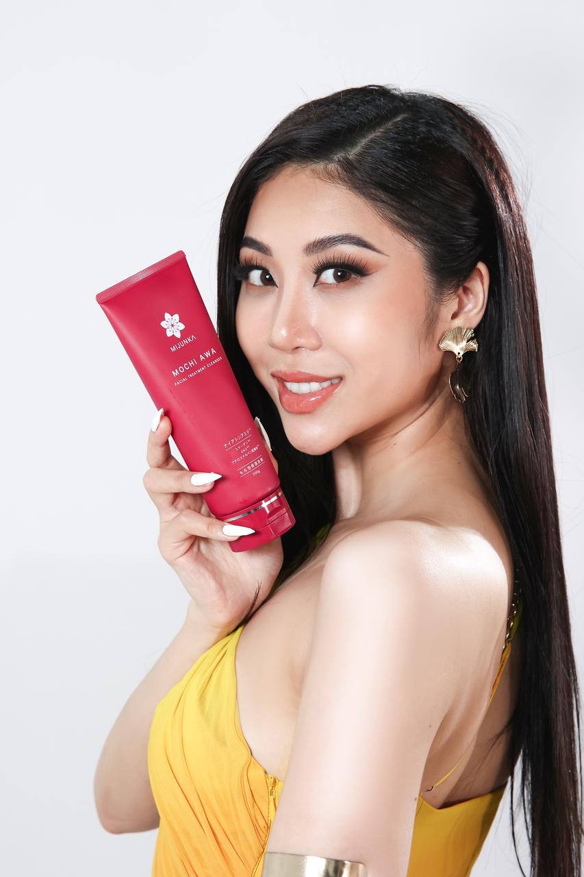 Hoa hậu Đỗ Thị Lan Anh chụp ảnh cùng sản phẩm Mijunka