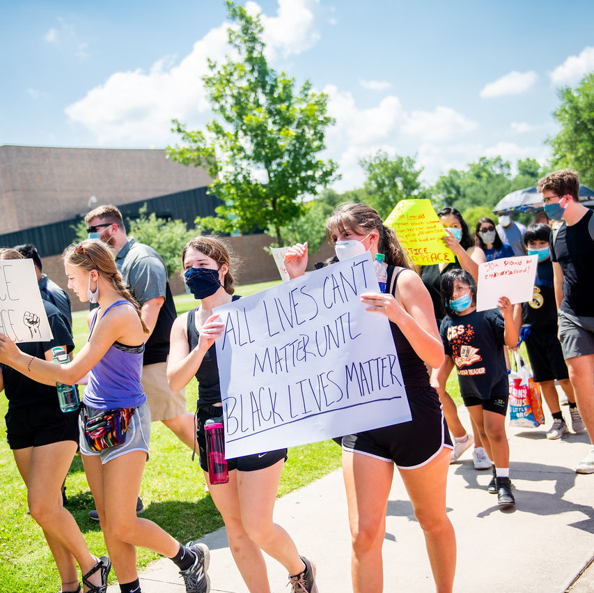 人 marching for Black Lives Matter.