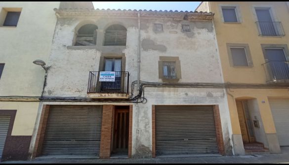 Casa de Poble a Amer, en venda