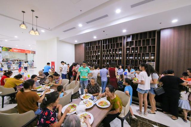 Khách hàng thưởng thức các món ngon do Master Chef Phạm Tuấn Hải chế biến ngay tại khu trải nghiệm ẩm thực tại tầng 2 của siêu thị Sunsine Mart.