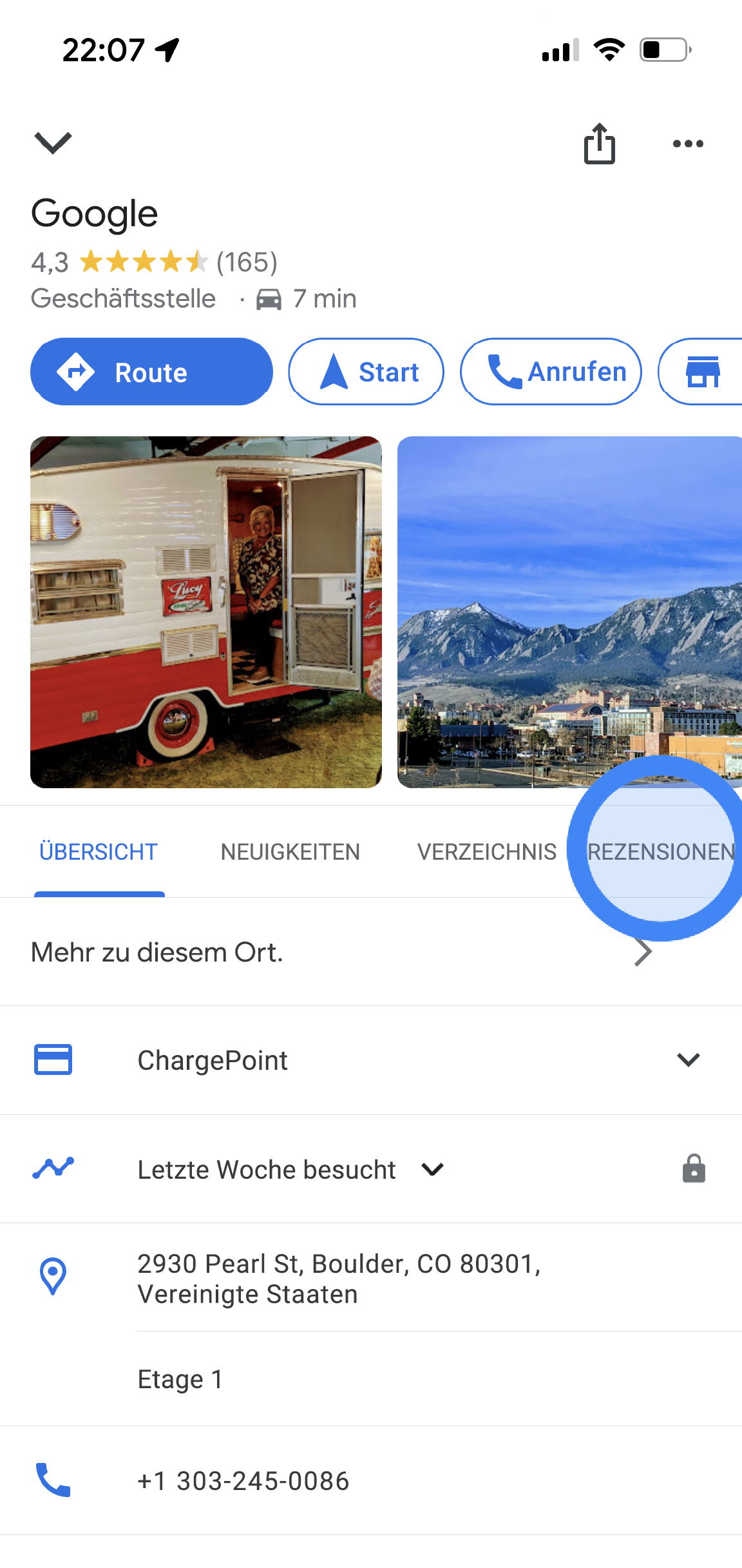 In der Google Maps App werden Informationen zu einer Google-Niederlassung angezeigt, darunter die durchschnittliche Bewertung, Fotos, die Adresse und die Telefonnummer. In der Mitte des Bildschirms können die Tabs „Übersicht“, „Neuigkeiten“ und „Rezensionen“ angetippt werden.