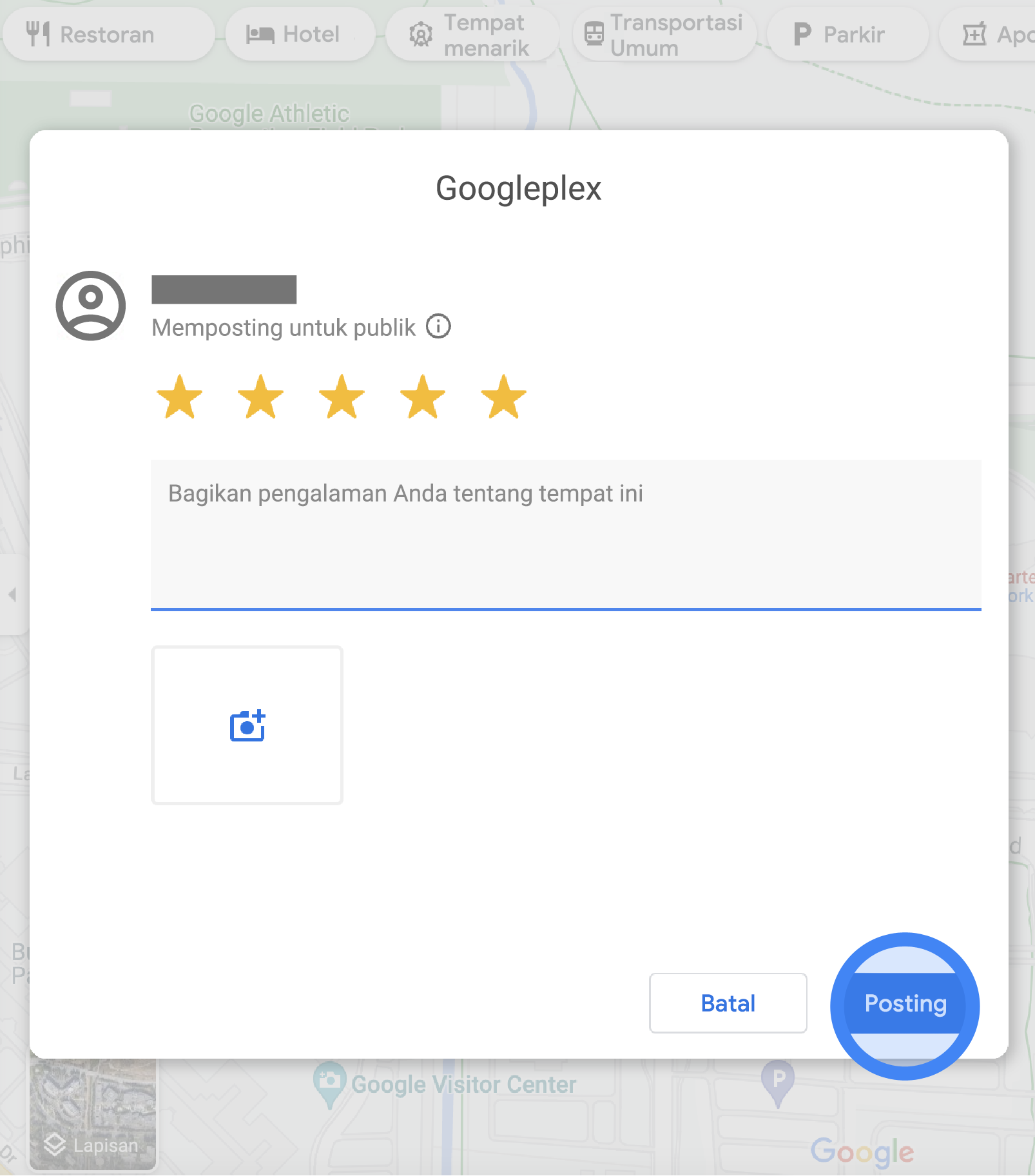 Di Google Maps, jendela pop-up menampilkan formulir untuk menulis ulasan tentang Googleplex. Ada 5 bintang yang dipilih untuk rating, kolom teks untuk menulis detail ulasan, dan tombol dengan kamera untuk mengupload foto. Di bagian bawah jendela pop-up, terdapat tombol "Batal" dan tombol "Posting".