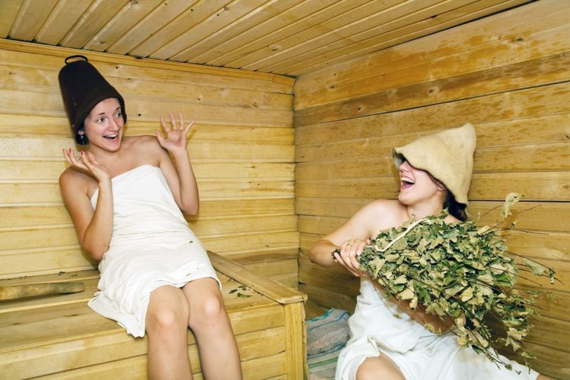 Сисястые девушки отдыхают в банях и деревенских домах