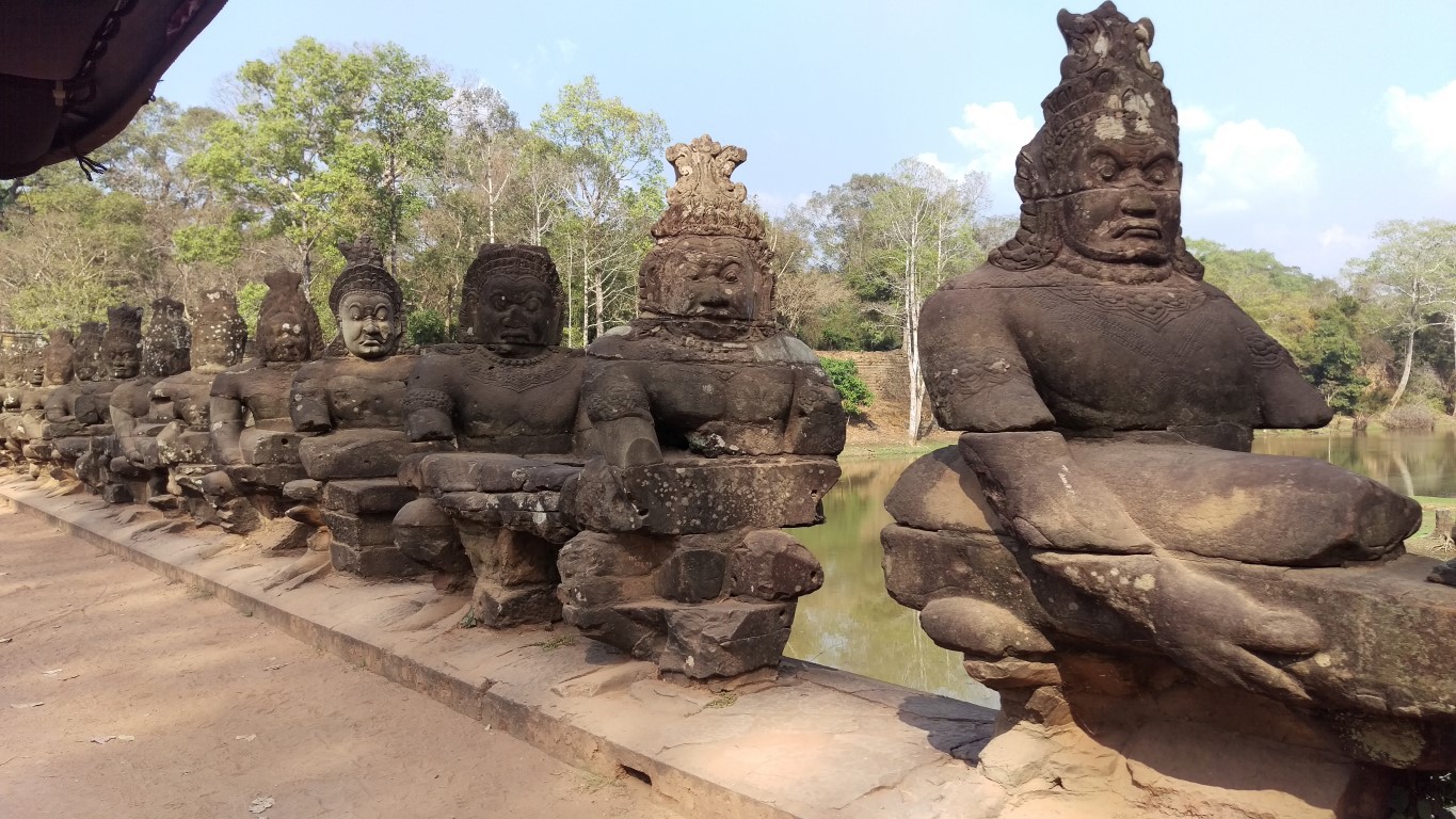 Bayon-Entrance-Statues