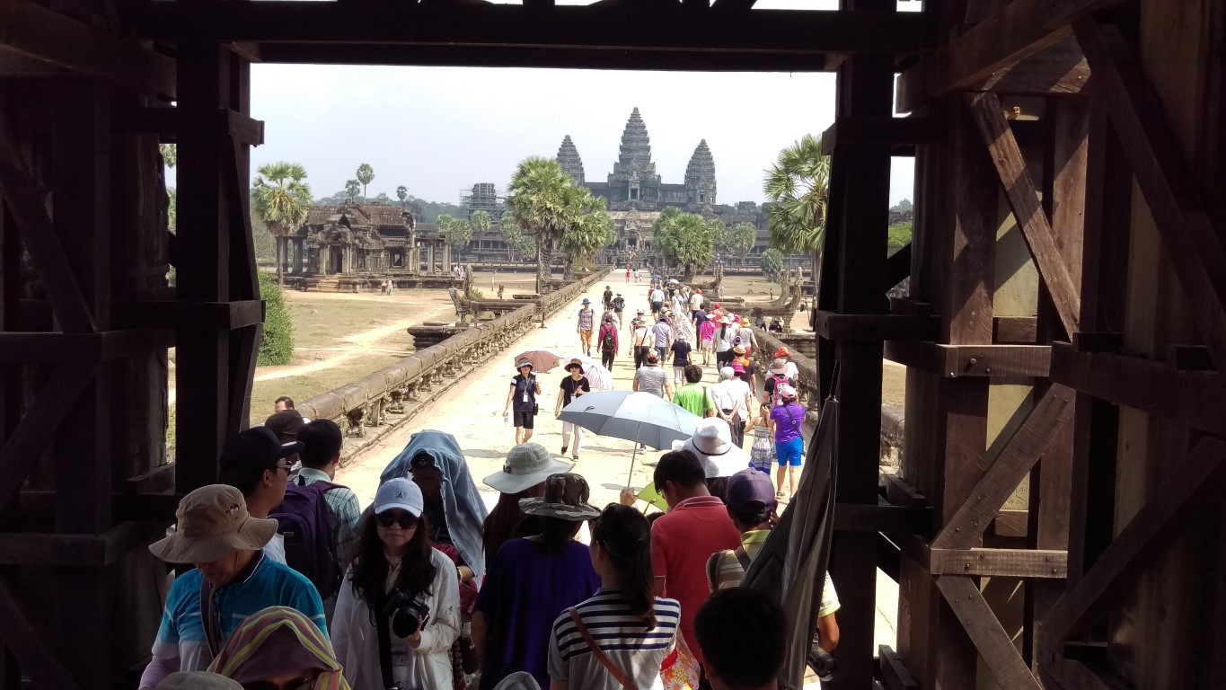 Angkor-Wat-Tourists