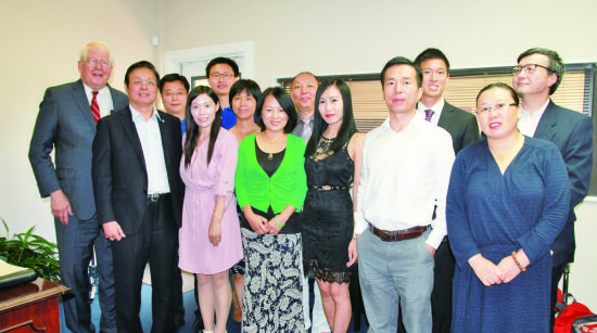 马秀芬\國會議員Price先生與到訪代表團全體成員合影。攝影:馬秀芬