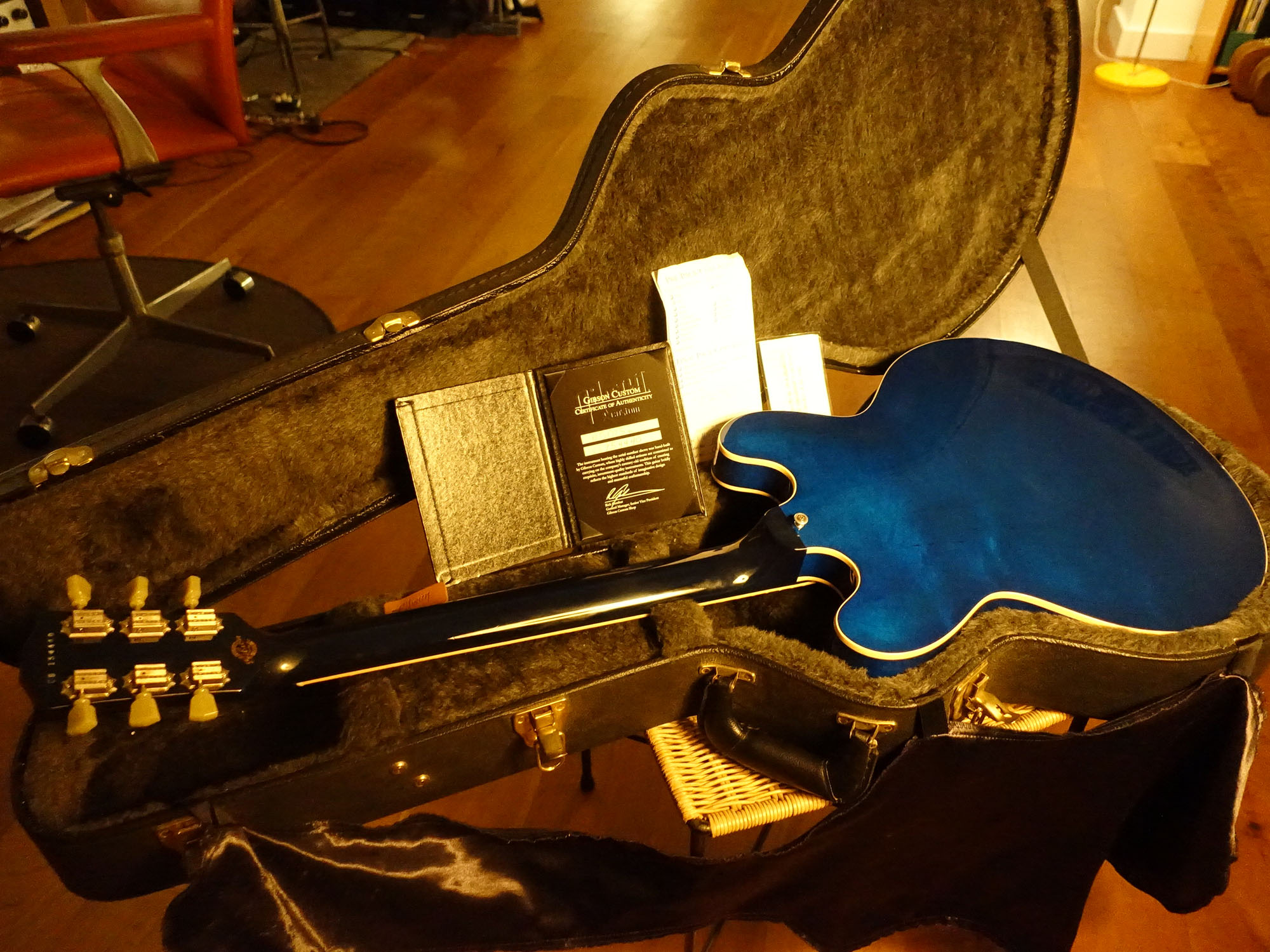 希少品Gibson ES-330L Beale Street Blue ミスチル - メルカリ 限定