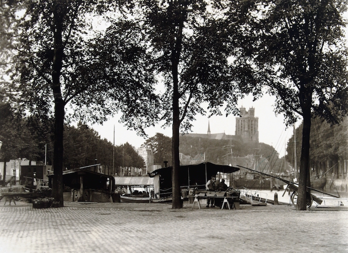Aardappelverkoop in stalletjes aan de Dordtse Aardappelmarkt