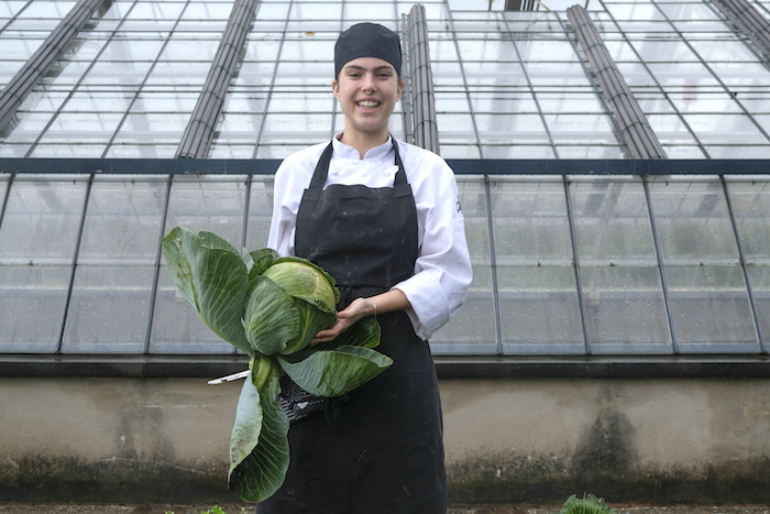 Annabel met nieuwe oogst uit de moestuin