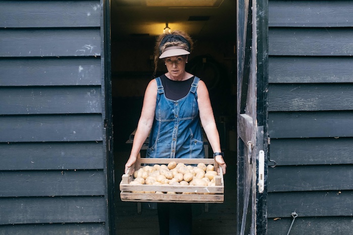 Tuinvrouw Kate met een kistje Frieslanders