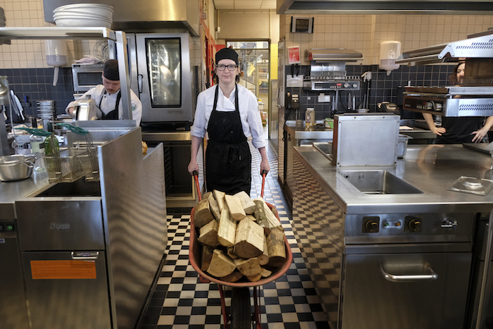 Kok Dicky met een nieuwe houtvoorraad voor onze pizza-oven