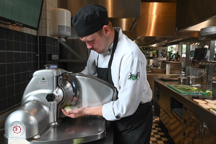 Souschef Tim snijdt de koolrabi 