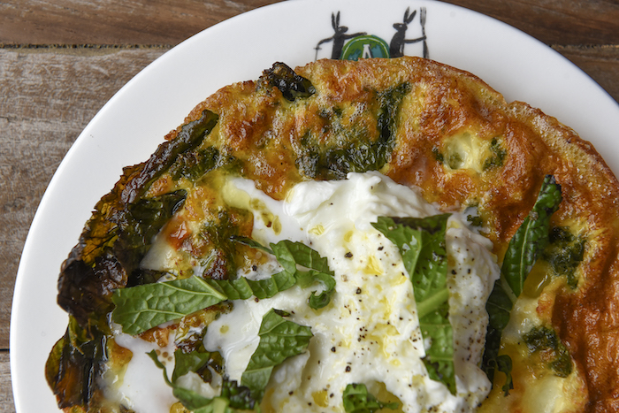 Omelet met mozzarella en amsoi