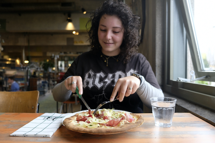 Pizza met venkel en coppa