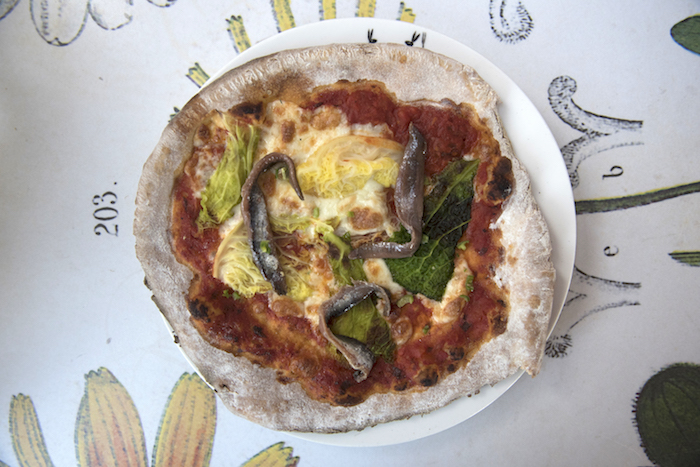 Pizza met gestoofde kool en ansjovis