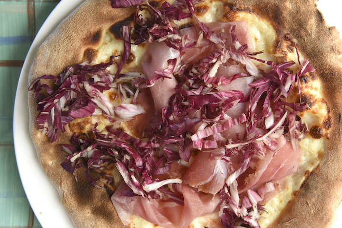 Pizza met giancale en radicchio