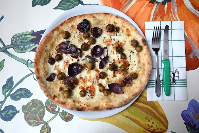 Pizza met spruitjes, taleggio, rode ui en rozemarijn