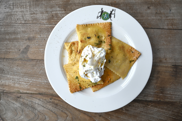 Ravioli met ricotta en gepocheerd ei