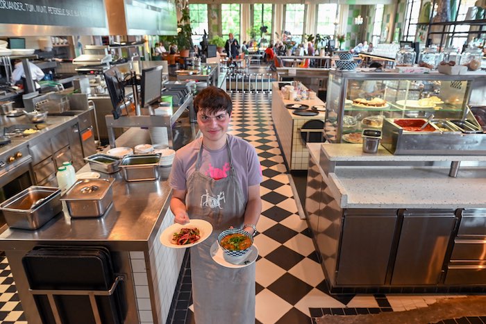 Kelner Youri met twee van de gerechtjes die we deze week buiten de kaart om serveren