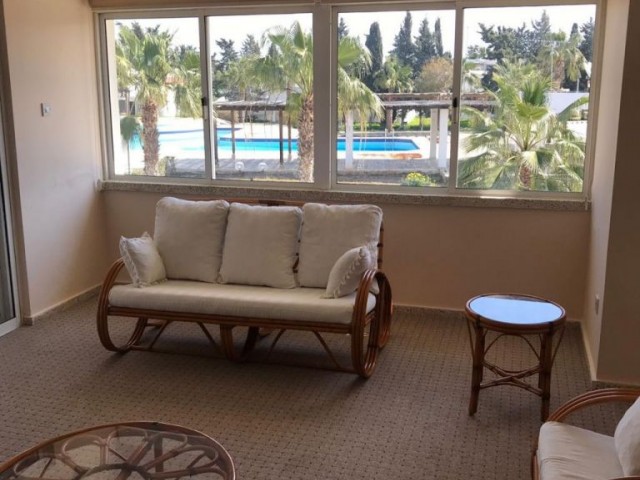 SUPERIOR VILLA IN LONG BEACH ONLY 3 MINS TO THE BEACH AND OVERLOOKING THE POOL