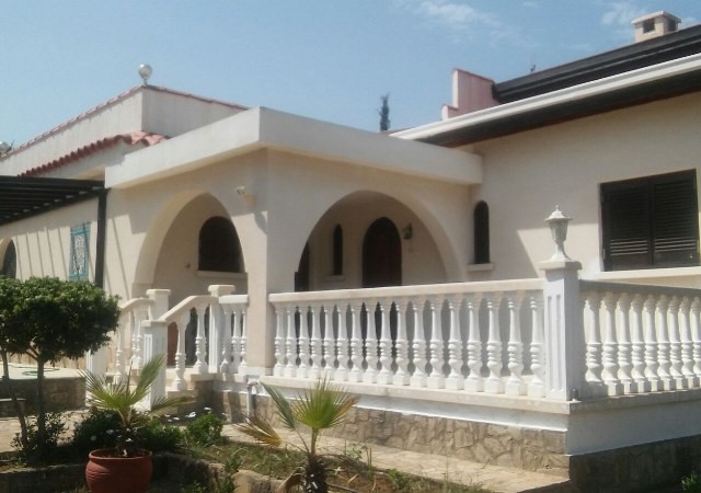 Bellapais'ta satılık 3+1 bahçeli Bungalow