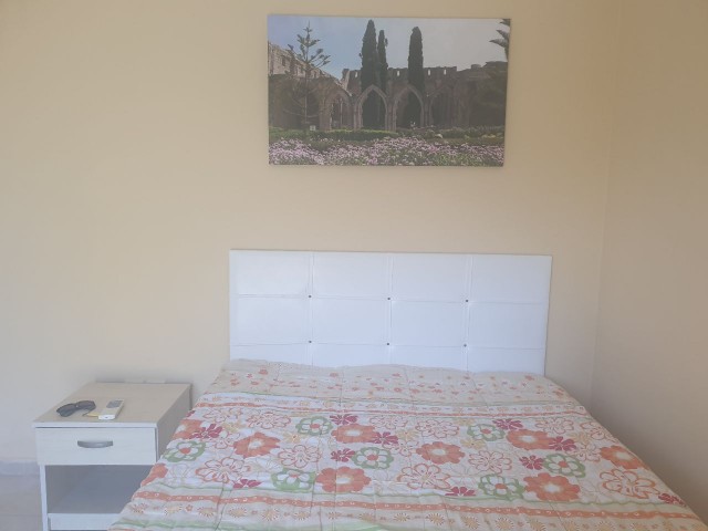 Girne merkezde, 3+1,  full eşyalı, geniş balkonlu apartman dairesi kiralıktır. 