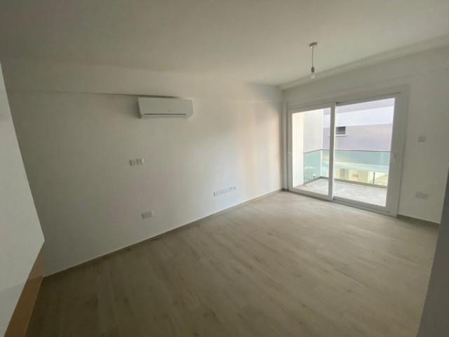 Girne Merkezde 7/24  Güvenlikli  Site İçİ Havuzlu   2+1 Satılık Daire 